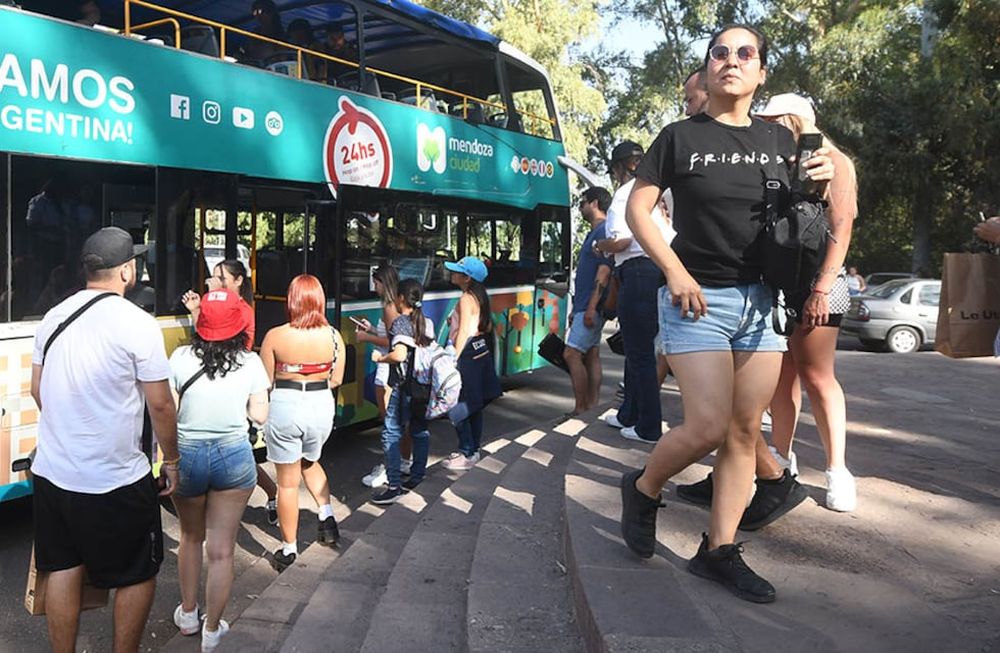 Turismo en MendozaSe espera una ocupación turística de un 80% en la provincia.Turistas visitando el Cerro de la Gloria Foto: José Gutierrez / Los Andes