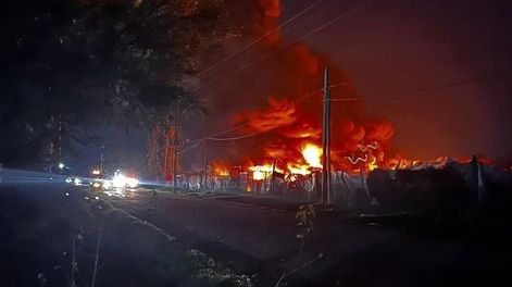 Luego de 10 horas de trabajo lograron apagar el impactante incendio de una papelera en La Plata.