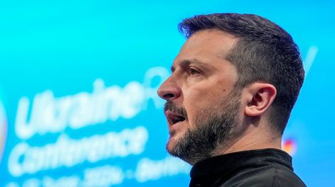 Los Andes | El presidente de Ucrania, Volodymyr Zelenskyy, interviene en la inauguración de una conferencia para la recuperación de Ucrania, en Berlín, Alemania, el 11 de junio de 2024. (AP Foto/Ebrahim Noroozi)