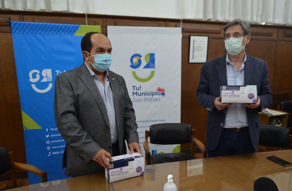 El intendente de San Rafael, junto con el director de Salud de la comuna, Isidro Cuello, presentaron los nuevos testeos rápidos de coronavirus.