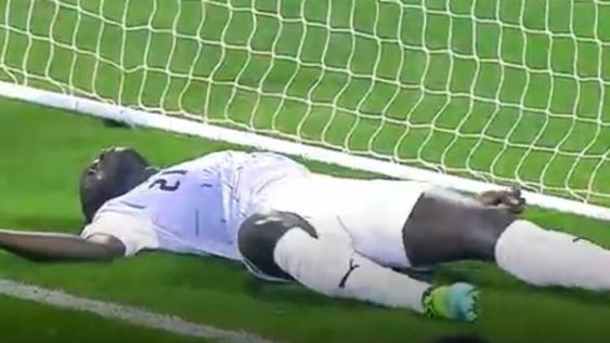 Ousmane Coulibaly, sufrió un infarto en pleno partido de la liga de Qatar.