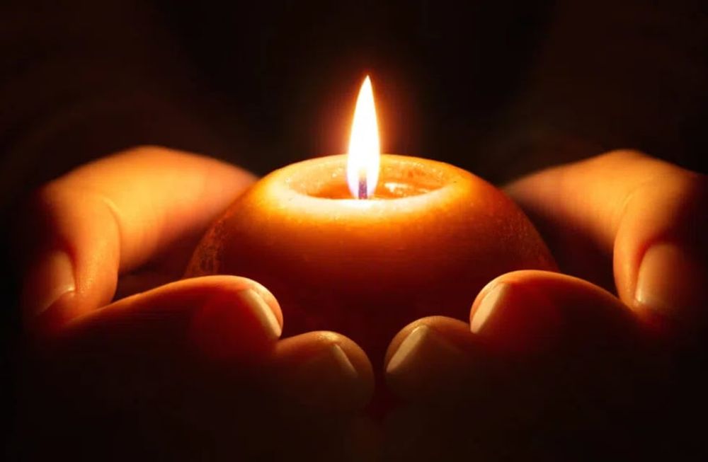 Con la metáfora de una vela o un fuego encendido en medio de la oscuridad, el astrónomo Carl Sagan se refería a las ciencias, que explicaban fenómenos extraños en el mundo.