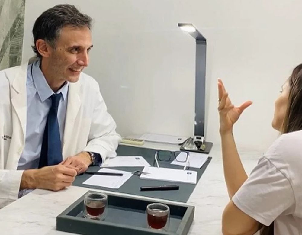 Según el cirujano Leandro Baseggio, cada vez más mujeres jóvenes se realizan lifting facial y otros tratamientos estéticos por signos de la edad.