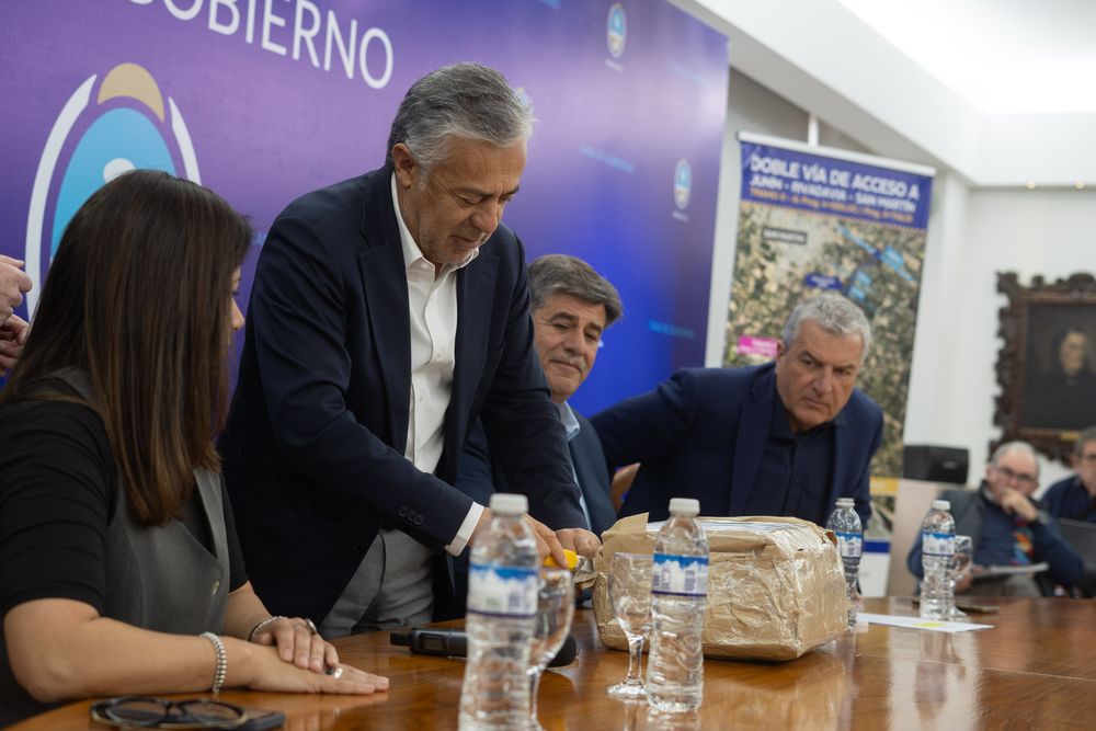 El gobernador Alfredo Cornejo encabezó el acto junto al intendente de Junín, Mario Abed; la subsecretaria de Infraestructura, Marité Badui; y el titular de Vialidad Provincial, Osvaldo Romagnoli.