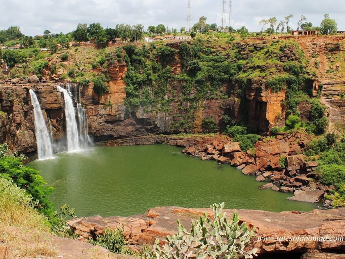 Se quiso sacar una foto en una cascada, se cayó desde 50 metros de altura y murió