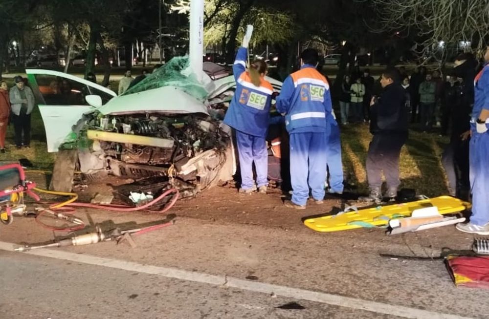Las chapas del Peugeot 408 quedaron dobladas alrededor del pilar - Fuentes Policiales