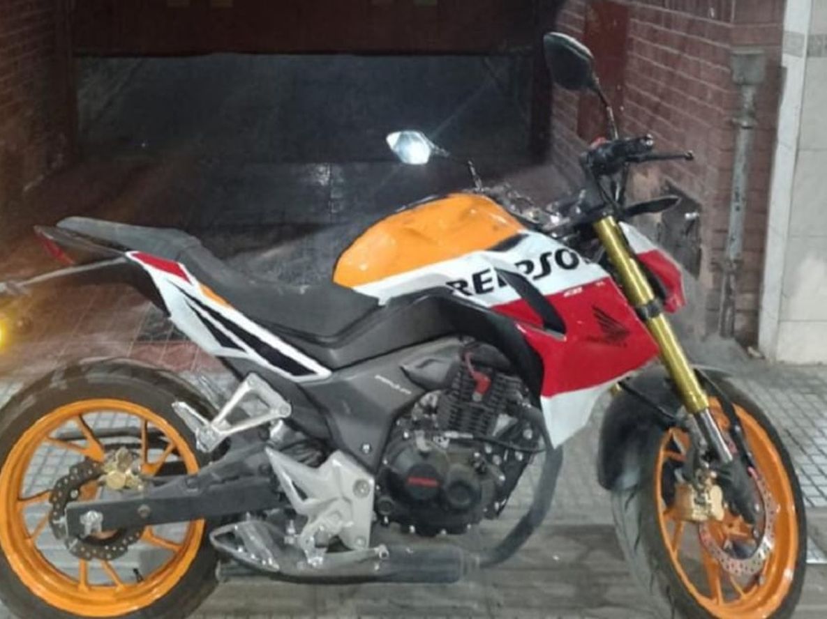 Fueron capturados in fraganti cuando empujaban una moto robada en pleno Centro mendocino. | Foto: Ministerio de Seguridad y Justicia