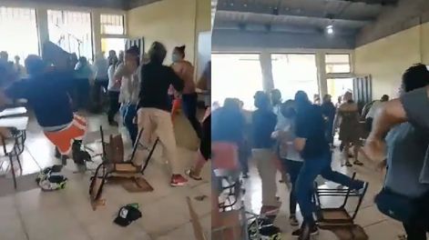 En una junta escolar familiar comenzó una pelea entre madres y padres y quedó todo registrado en un video que se volvió viral.