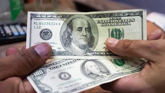 La suba del dólar blue impacta en los precios de alimentos, electrodomésticos y materiales de construcción. Influyen la brecha cambiaria, las expectativas de devaluación y los límites a las importaciones. / Mariana Villa