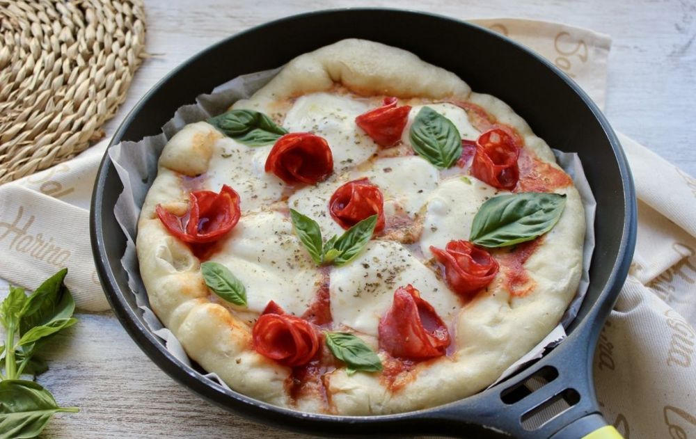 La pizza en sartén sin gluten es una receta práctica, rápida y adaptable que demuestra que la cocina saludable también puede ser sabrosa.