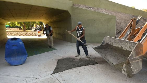 Obra pública, la construcción es la mas alta en el primer trimestre y tracciona a la economía localDiego trabajando en las terminaciones en la rotonda frente al barrio Dalvian de CiudadFoto: José Gutierrez/ Los Andes