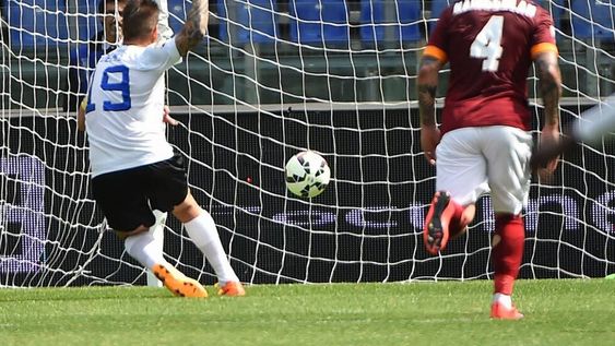 El argentino Denis le impidió a la Roma quedar como único escolta en Italia