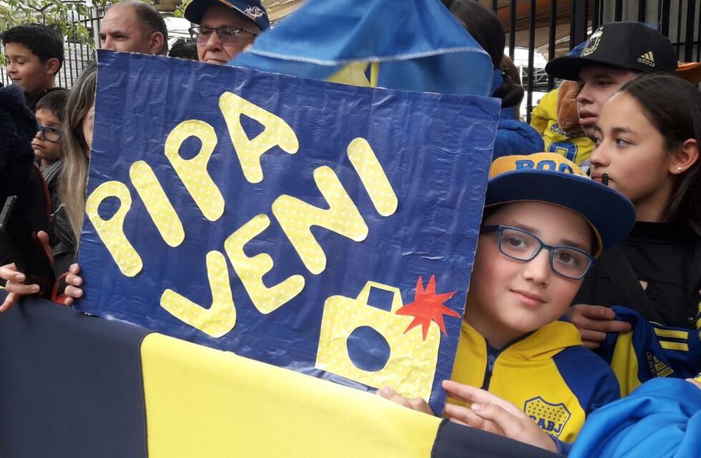 El público mendocino fanático de Boca recibió al plantel Xeneize de cara al duelo con Quilmes por la Copa Argentina. / José Gutiérrez (Los Andes)