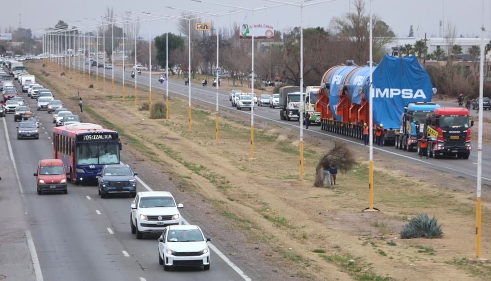 El operativo histórico para trasladar el reactor desde el taller de Impsa hasta la refinería de YPF en Luján de Cuyo