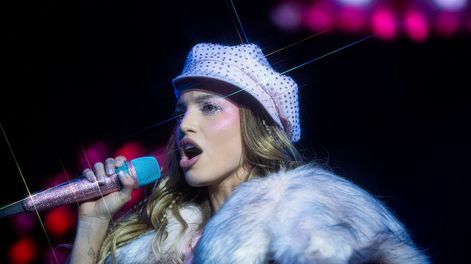 Emilia Mernes impactó con sus looks Y2K durante el primer show de su gira en Buenos Aires. (Foto: @simon_canedo)