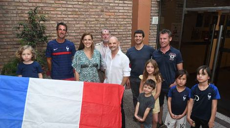 Los Andes | Franceses residentes en Mendoza, como palpitan la previa de la final de la copa del mundo Qatar 2022 entre Argentina y Francia: Lucas Varela, Benoit Loiseau, Alexandra Lebel, Jean (turista), Stéphane Rampon, Eric Vatin, Timothée De Vautibault, Chloé et Et