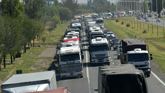El domingo más de 700 camiones lograron cruzar a Chile, pero las demoras persisten y estiman que tomará de 4 a 5 días normalizar la situación. Foto: Orlando Pelichotti / Los Andes