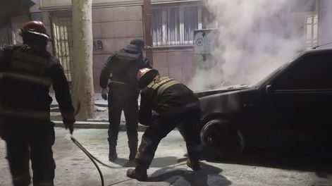 Susto por un auto incendiado en pleno Centro de Mendoza