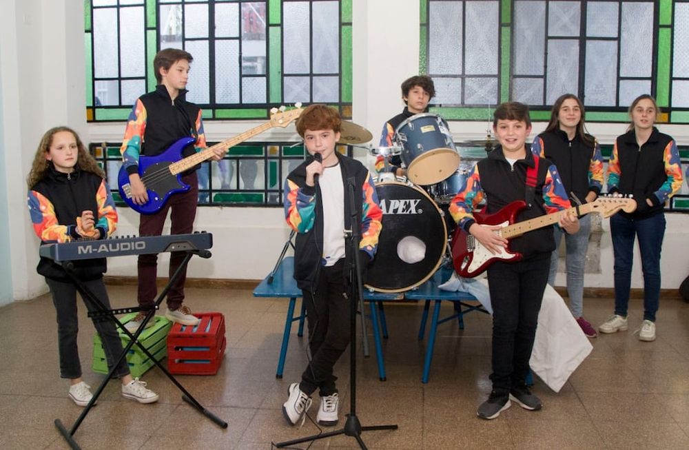 Un grupo de alumnos de séptimo grado del colegio María Reina (Godoy Cruz) grabó un cover de Follow You y participan de una competencia internacional. Si ganan, comprarán computadoras para su escuela. Foto: Gentileza.