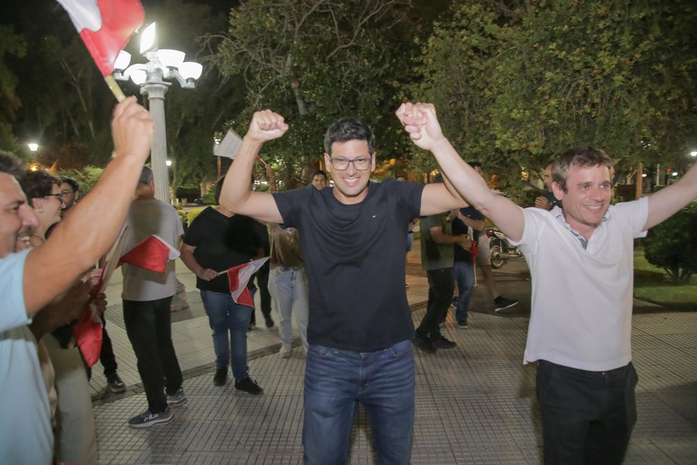El candidato a primer concejal de LLA + CM, Juan Pablo Vignoni, celebrando la victoria en San Rafael.