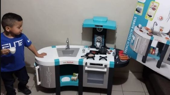 Fotografia publicada por el colegio, luego de que la pareja le comprara la cocina a su hijo. Gentileza: Cepodi Via Facebook