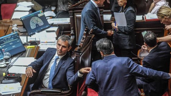 El presidente de Diputados, Martín Menem, y el jefe del bloque Unión por la Patria, Germán Martínez (Foto: Archivo / Federico López Claro)