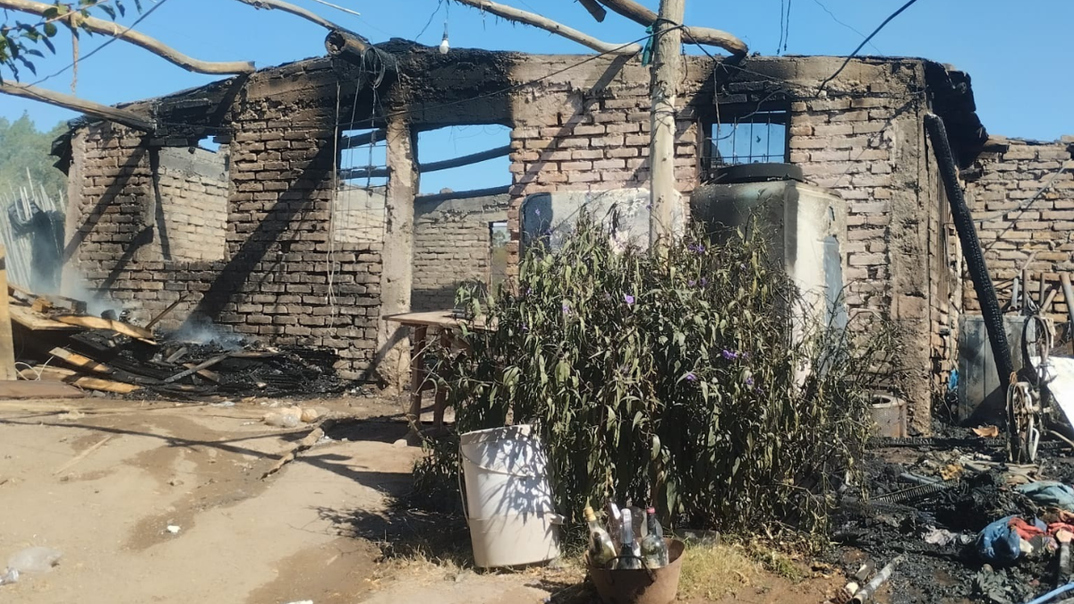 Un incendio consumió por completo una vivienda en Las Heras: un cortocircuito habría iniciado el fuego