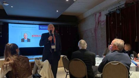 Alejandro Díaz, CEO de AmCham, encabezó la presentación de la nueva delegación en Mendoza y respondió inquietudes de empresarios locales.