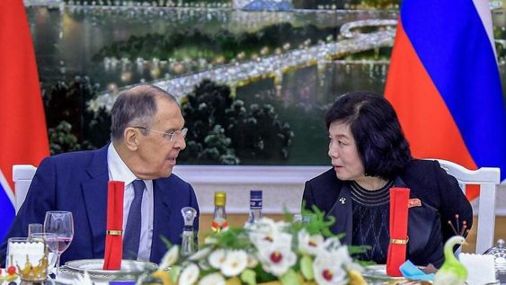 El canciller ruso, Serguéi Lavrov, junto a su homóloga norcoreana, Choe Sun-hui. AP.