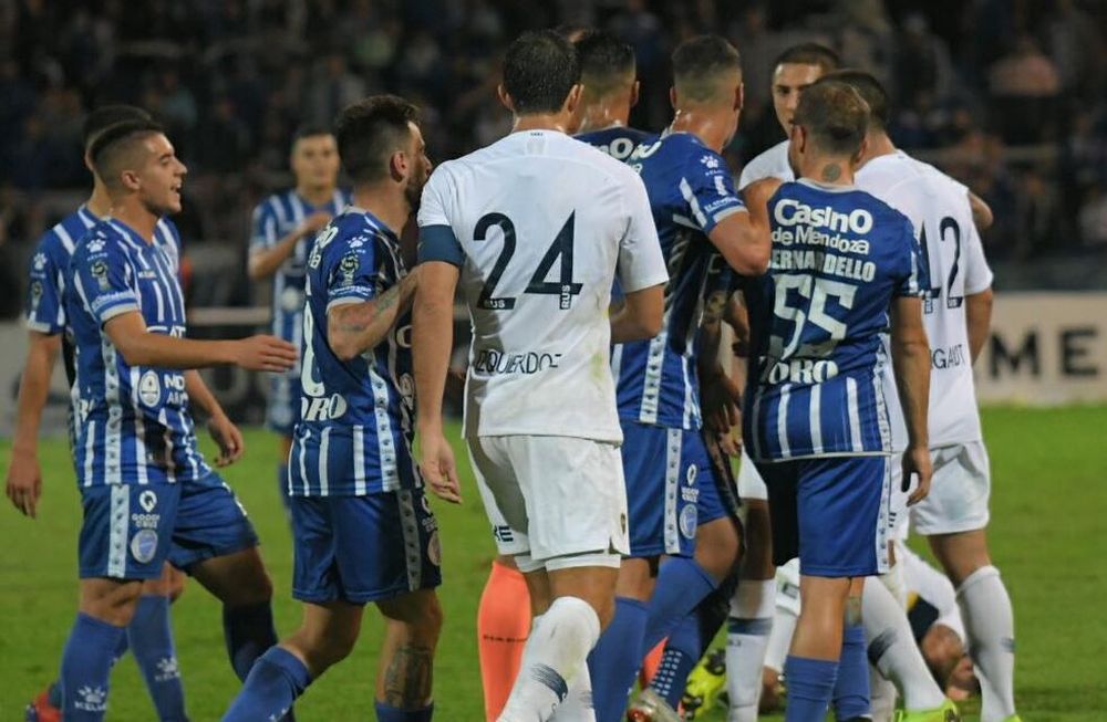 Emmanuel Más y Mauro Zárate calentaron el final del partido