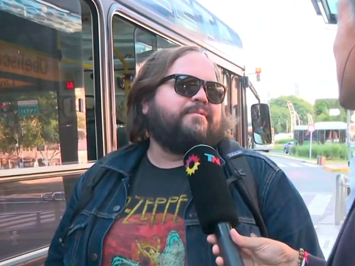 Nugnes estaba por tomar el colectivo, le hicieron una nota al paso y descubrieron que era un actor ganador de un Emmy. Captura: eltrece