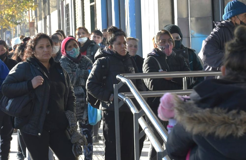 Anses estableció cambios en la modalidad de cobro de jubilaciones, pensiones, AUH y otras asignaciones. Foto: Los Andes
