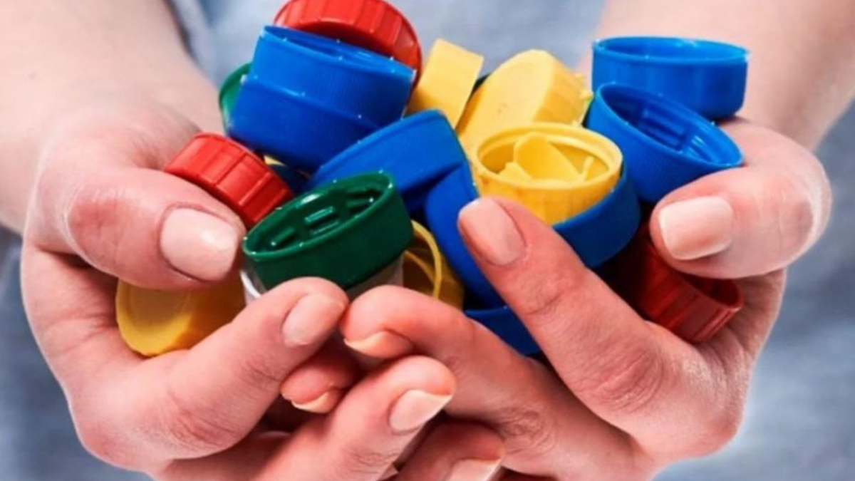 De desecho a derecho: una cadena de reciclaje transforma tapitas en anteojos para quienes no pueden pagarlos