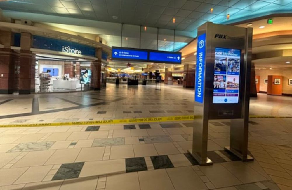 Tres heridos de bala y un apuñalado en el aeropuerto Sky Harbor de Phoenix, Arizona.