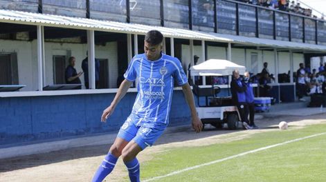 Los Andes | Si bien venía jugando como extremo por izquierda, Flores lo colocó por la derecha ante el Lobo platense. Y el pibe cumplió. / Gentileza Pablo González Repetto.
