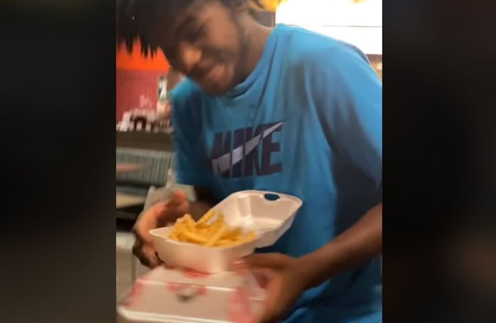 El joven reveló el truco para que en los locales de comida rápida rellenen el cartón los clientes que ya consumieron sus papas fritas, pero de manera gratuita.