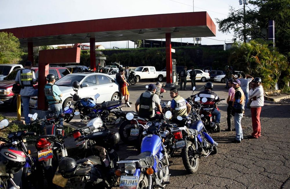 Colas de tres días para cargar nafta en Venezuela
