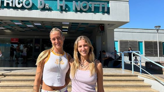 Paula Bonadé y Josefina Retamales diseñaron y donaron al hospital Humberto Notti treinta prendas que son parte del proyecto de su tesis. | Foto: gentileza