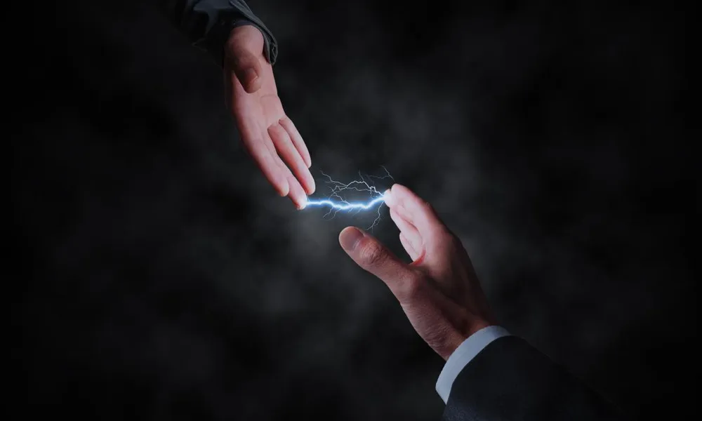 Este es el significado de sentir que una persona te traspasa electricidad al tocarte.