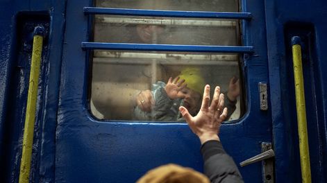 Los Andes | Más de un millón de personas ya huyeron de Ucrania, para buscar refugio en un país vecino. (AP /Emilio Morenatti)