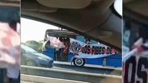 El hincha iba colgado de las ventanas del micro, se cayó y fue atropellado por un micro que iba detrás. Gentileza: Captura de video.