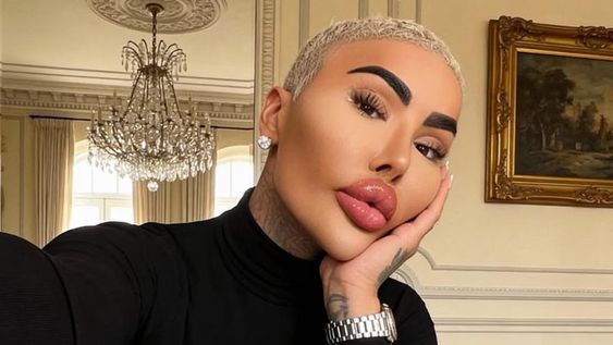 El influencer que buscaba imitar la apariencia de la modelo fue hallado sin vida en una plaza en Londres.&nbsp;