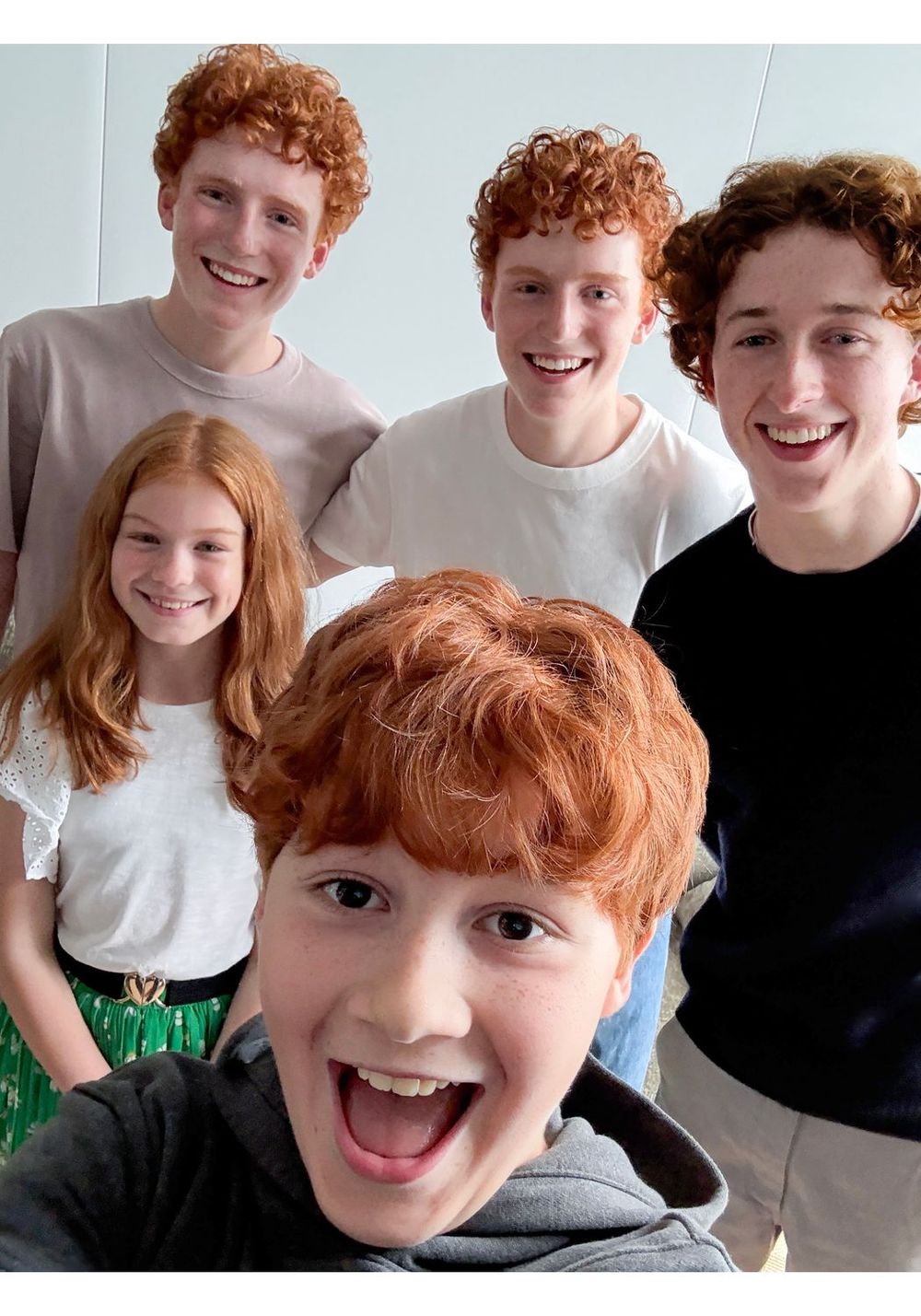 La actriz Gracie Cochrane, elegida para interpretar a Ginny Weasley, junto a los hermanos Weasley.
