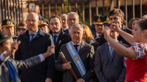 El gobernador Alfredo Cornejo encabezó el acto oficial por el aniversario 216 de la Revolución de Mayo