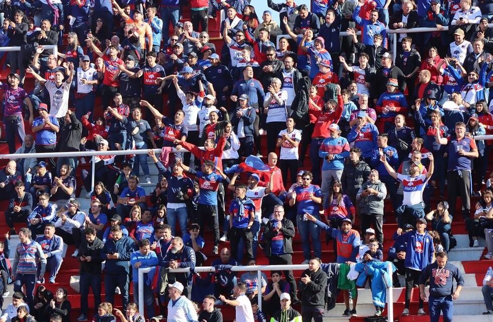 Los hinchas de Tigre agredieron por error el colectivo de sus jugadores.