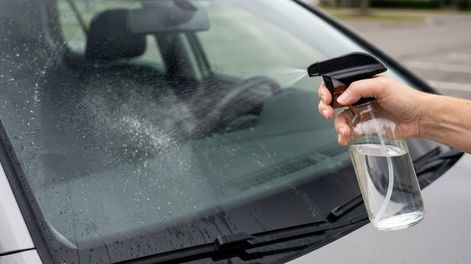 El vinagre blanco es una solución económica para que el parabrisas del auto brille.