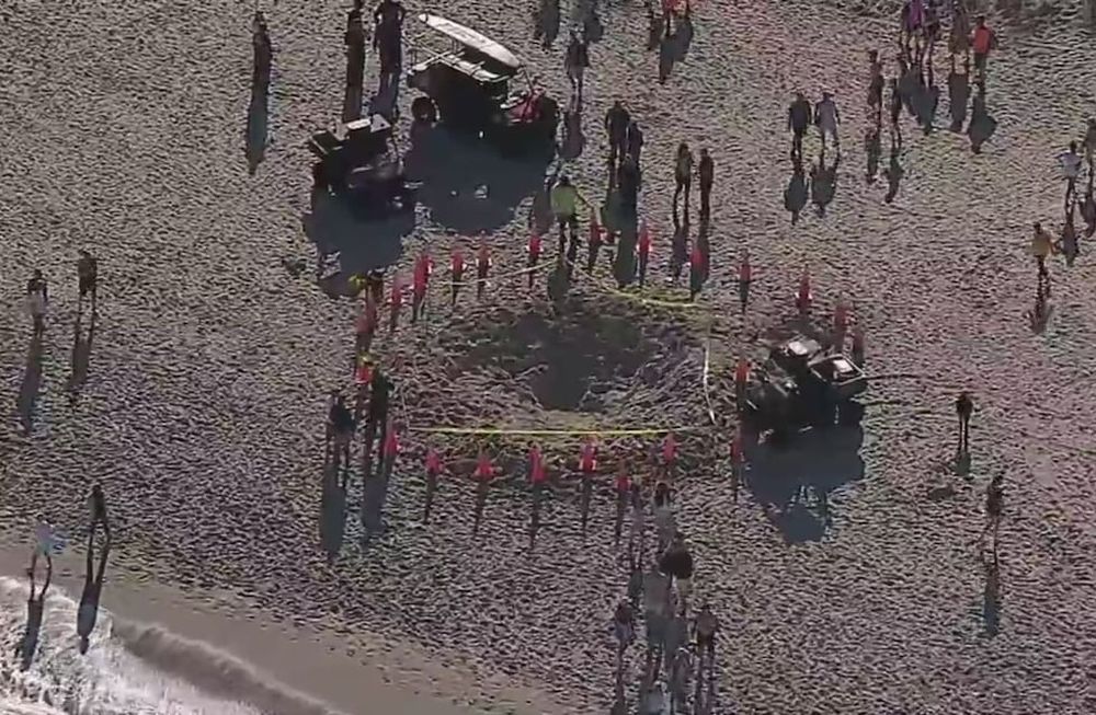 Imágenes captadas desde helicópteros muestran una multitud de personas congregadas alrededor del área acordonada donde ocurrió el trágico suceso.