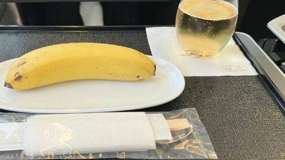 Sin embargo, el pasajero supo destacar el lado positivo, pues aclaró que “fue lindo de parte del equipo servir el plátano con palillos”. Foto: Twitter.