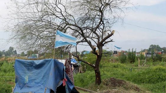 La tierra es un recurso escaso debido a decisiones y asignaciones políticas. Las ocupaciones son consecuencia de un Estado indiferente.