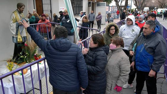 Pese a las bajas temperaturas, se formaron largas filas de mendocinos para venerar al santo del trabajo en Godoy Cruz. Foto: Orlando Pelichotti / Los Andes